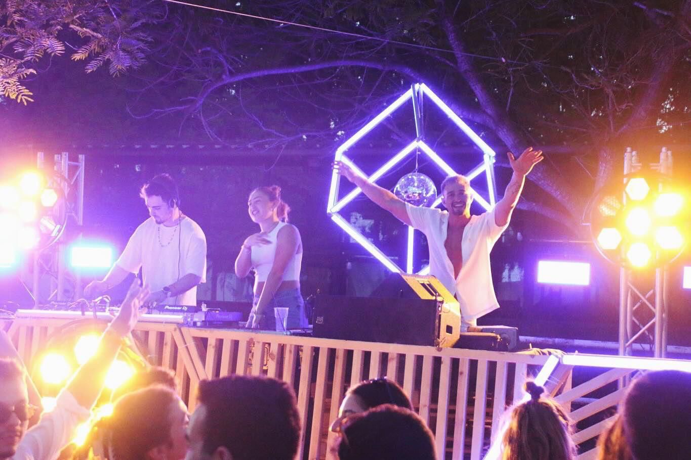 קהל באירוע לילה עם ספוטים