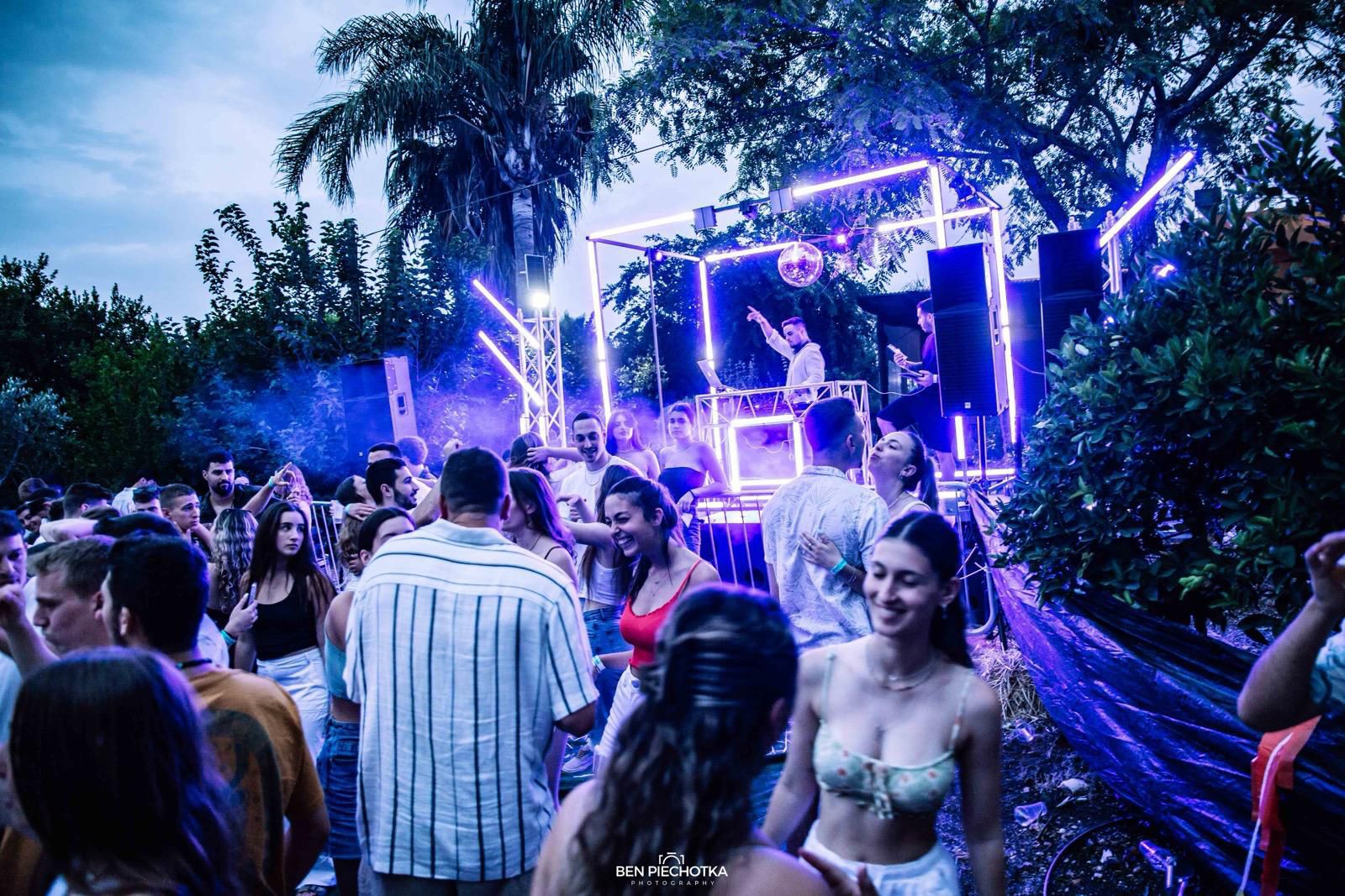 עמדת DJ ותאורה דינמית באירוע חוץ