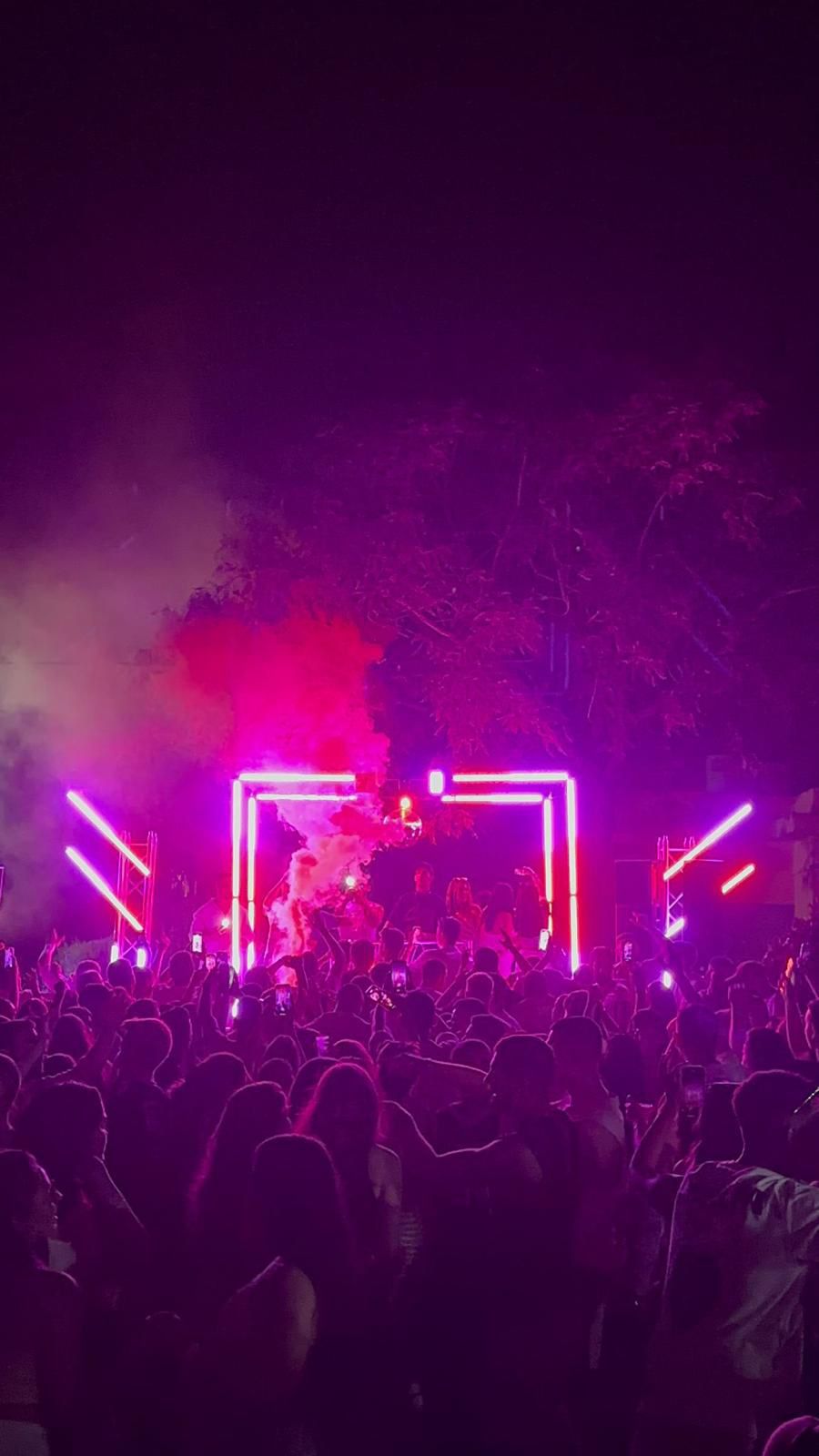 אורות לייזר ומסיבה במועדון